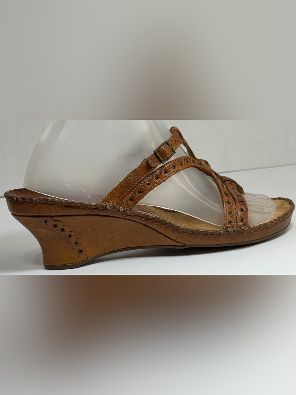 Clarks Artisan Brown Leather Grommet T-Strap Wedge Sandals Size 8.5